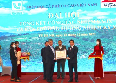 Thứ trưởng Bộ NN-PTNT Lê Quốc Doanh trao khen thưởng của Bộ NN-PTNT cho Hiệp hội Cà phê Ca cao Việt Nam. Ảnh Linh Linh.